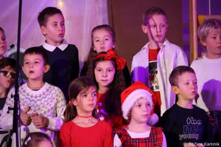 Miklavžev koncert na Osnovni šoli Toma Brejca napolnil telovadnico do zadnjega kotička (48)